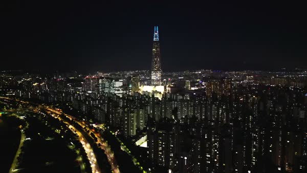 도시 야경 · 고층 빌딩 · 불빛